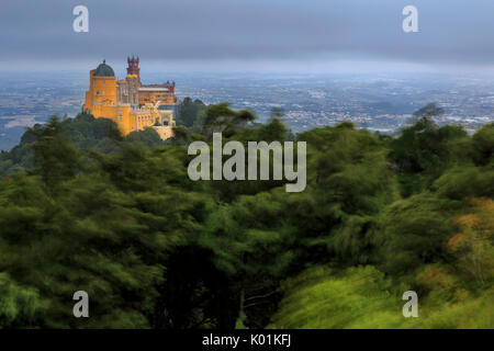Le colorate e decorate castello Palácio da Pena sulla sommità della collina di São Pedro de Penaferrim Sintra distretto di Lisbona Portogallo Europa Foto Stock