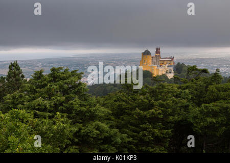 Le colorate e decorate castello Palácio da Pena sulla sommità della collina di São Pedro de Penaferrim Sintra distretto di Lisbona Portogallo Europa Foto Stock