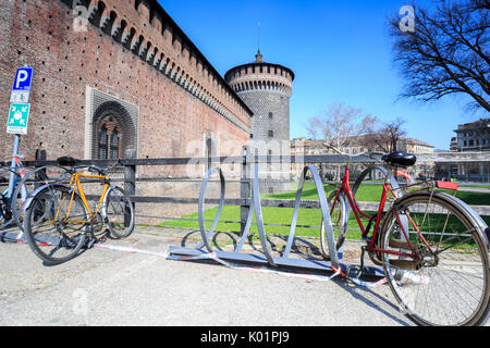 Le biciclette parcheggiate all' ingresso dell'antico Castello Sforzesco milano lombardia italia Europa Foto Stock