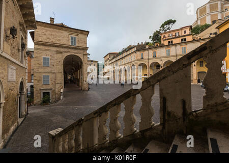 Una tipica scalinata tra gli edifici storici ed i portici di Piazza del Popolo a Fermo Marche Italia Europa Foto Stock