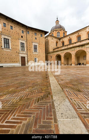 Vista la medievale piazza Rinascimento e arcate accanto a Palazzo Ducale di Urbino in provincia di Pesaro Marche Italia Europa Foto Stock