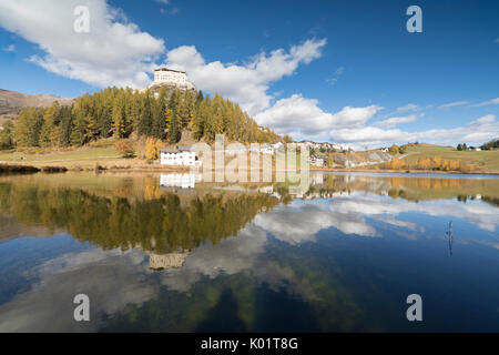 Il castello antico e alberi colorati sono riflesse nel lago di Tarasp Inn Distretto Cantone dei Grigioni Engadina Svizzera Europa Foto Stock