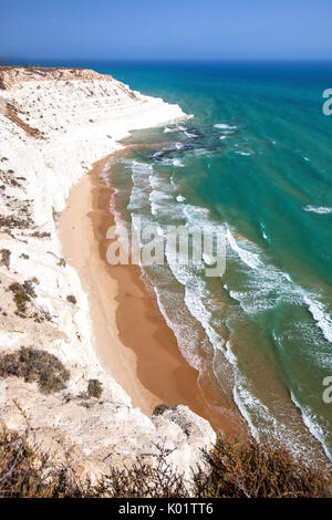Bianche Scogliere noto come Scala dei Turchi il telaio il turchese del mare Porto Empedocle provincia di Agrigento Sicilia Italia Europa Foto Stock