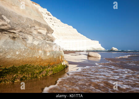 Le onde del mare che si infrangono sulle scogliere bianche noto come Scala dei Turchi Porto Empedocle provincia di Agrigento Sicilia Italia Europa Foto Stock