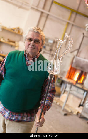 L'arte della produzione del vetro nei laboratori dell'isola di Murano Veneto Italia Europa Foto Stock