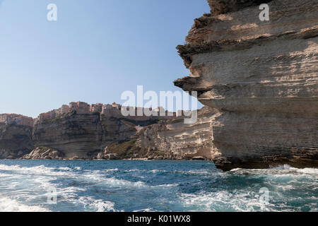 Il mare turchese telai l antico borgo arroccato su scogliere bianche Isole Lavezzi Bonifacio Corsica Francia Europa Foto Stock