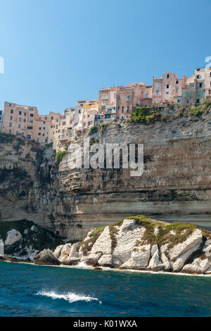 Il mare turchese telai l antico borgo arroccato su scogliere bianche Isole Lavezzi Bonifacio Corsica Francia Europa Foto Stock