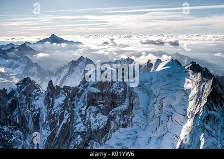 Cresta di confine tra Val Bregaglia (Svizzera) e la Val Masino (Italia) dall'elicottero. Sulla destra il vertice Bondasca con il suo ghiacciaio Foto Stock