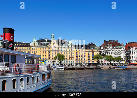 Strandvägen visto da Nybråkajen. Traghetto in primo piano. Stoccolma, Svezia. Foto Stock