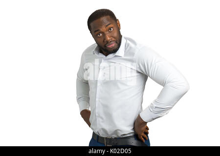 Uomo in nero shirt tenendo le mani sulla cinghia. Fiducioso afro american ceo man mano sull'anca. Hai fatto un lavoro? Foto Stock