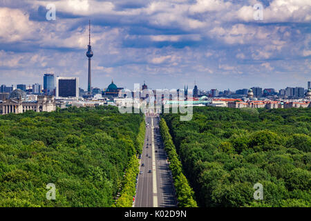 Vista aerea della skyline di Berlino attraverso il Tiergarten a Porta di Brandeburgo visto dalla Colonna della Vittoria Foto Stock