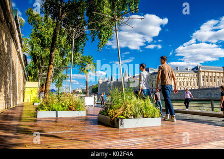 Sprinkler acqua forniscono sollievo dal caldo estivo durante il Paris Plages Foto Stock