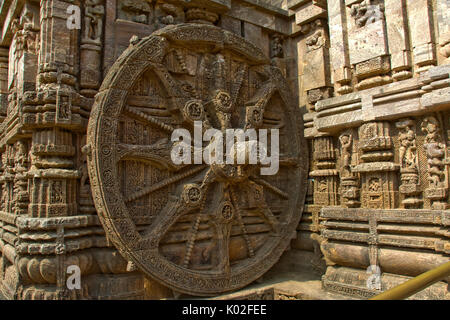 Dettaglio della pietra ruota del carro a Sun tempio, Konark, Orissa, India, Asia caricati su 27LUG17 accettati Foto Stock