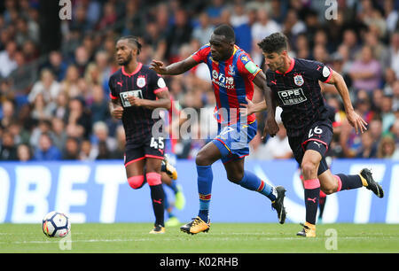 Il Palazzo di Cristallo Christian Benteke tiene fuori la sfida da Huddersfield Town Christopher Schindler (destra) Foto Stock