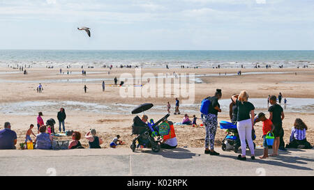 Molto tempo fa risaltare la folla su Blackpool Beach e dal lungomare. Foto Stock