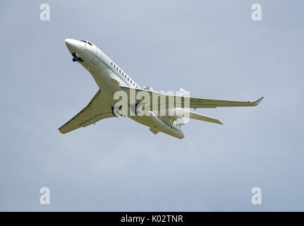 Falcon 7X da aria flotta Alsie uscire da Inverness Dalcross Aeroporto nelle Highlands scozzesi UK. Foto Stock