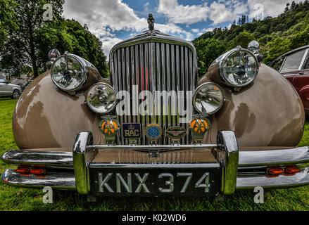 Vecchia Jaguar con grande griglia cromata e grandi luci di testa. Luce marrone classic Jaguar parcheggiata fuori. KNX 374 al pubblico mostra il Galles del Nord Agosto 2017 Foto Stock