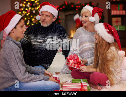 È il momento per lo scambio di regali di natale Foto Stock