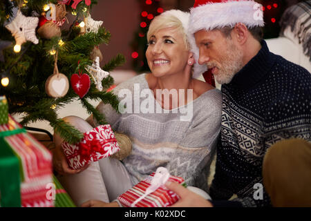 Il marito e la moglie accanto all'albero di Natale Foto Stock