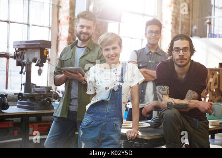 Ritratto sorridente, fiduciosi i progettisti in officina Foto Stock