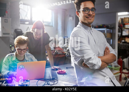 Ritratto sorridente e fiducioso designer maschio in officina Foto Stock