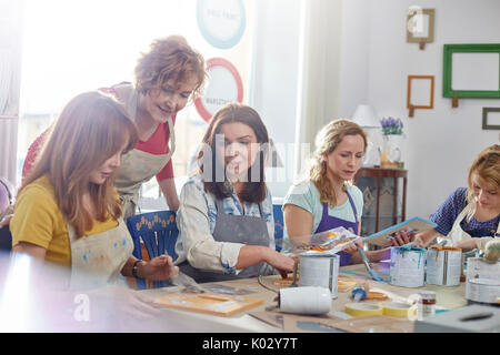 Le artiste pittura in arte workshop di classe Foto Stock