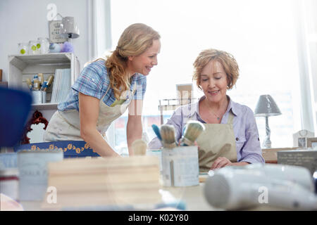 Donna sorridente artisti pittura in arte workshop di classe Foto Stock