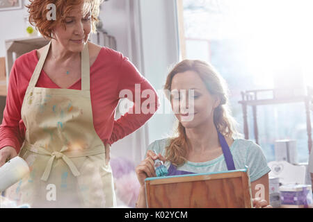 Le artiste verniciatura legno in arte workshop di classe Foto Stock