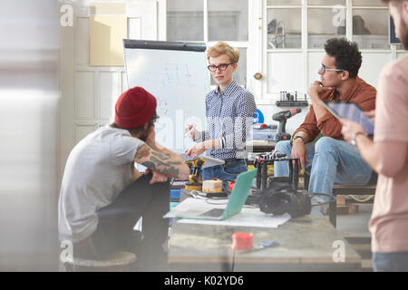 Riunione di progettisti, brainstorming in officina Foto Stock