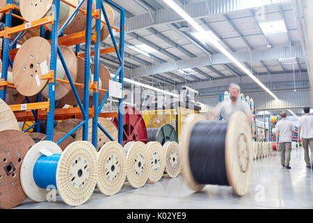 Lavoratore di sesso maschile di rotolamento dello stelo di grandi dimensioni in fibre ottiche factory Foto Stock