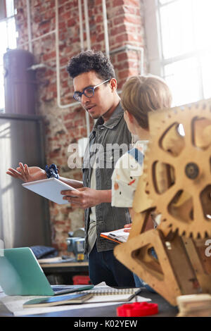 Riunione di progettisti, brainstorming in officina Foto Stock