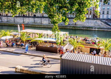 Il Paris Plages è il luogo in cui i locali e i turisti vanno a godersi l'estate sulla Senna, in particolare nel tardo pomeriggio e la sera. Foto Stock