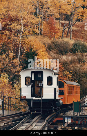 MT Washington, New Hampshire - Ott 13: turismo treno alla gamma della montagna con il fogliame in ottobre 13, 2015 in New Hampshire. Washington Mt è la più alta Foto Stock