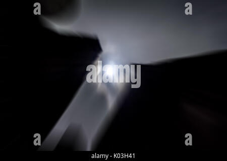 Luna piena nella notte oscura, shot prese con motion blur effetto. Foto Stock