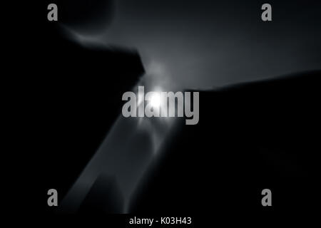 Luna piena nella notte oscura, shot prese con motion blur effetto. Foto Stock