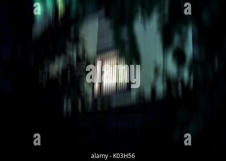 Luna piena nella notte oscura, shot prese con motion blur effetto. Foto Stock