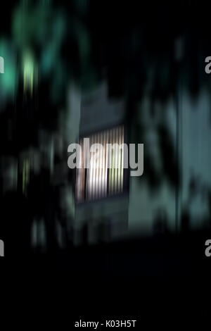 Luna piena nella notte oscura, shot prese con motion blur effetto. Foto Stock