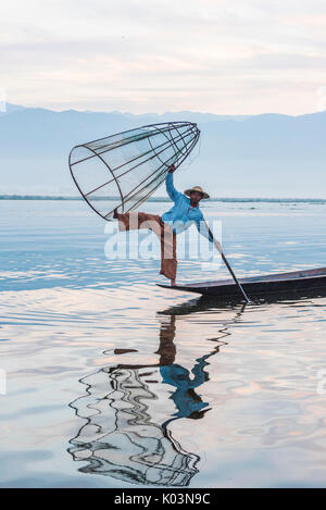 Lago Inle, Nyaungshwe township, Taunggyi distretto, Myanmar (Birmania). Pescatore locale con tipici conico di rete da pesca. Foto Stock