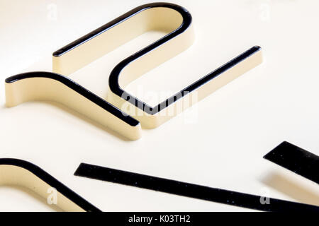 In cinque minuti e dodici. Mostra orologio quasi ore 12, vista ravvicinata. Foto Stock