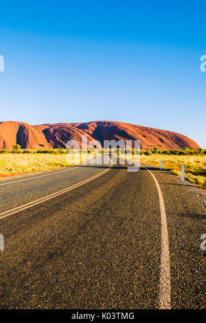 Uluru (Ayers Rock), Uluru-Kata Tjuta National Park, il Territorio del Nord, l'Australia centrale, Australia. Foto Stock