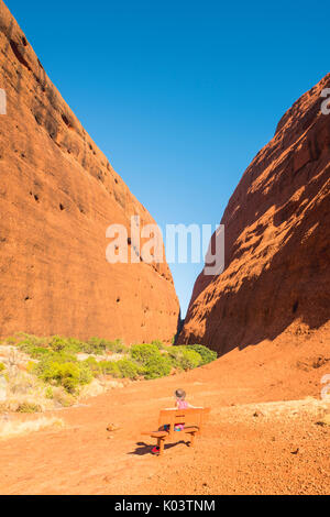 Uluru-Kata Tjuta National Park, il Territorio del Nord, l'Australia centrale, Australia. Passeggiate turistiche in Walpa Gorge Trail nel Kata Tjuta (l'Olgas). Foto Stock