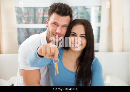 Ritratto di felice coppia giovane tenendo premuto i tasti Foto Stock