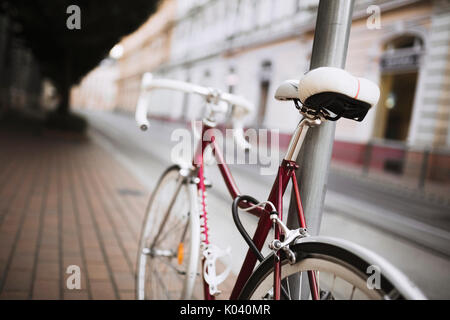 Immagine della bicicletta rosso con il bianco sedile e telaio Foto Stock