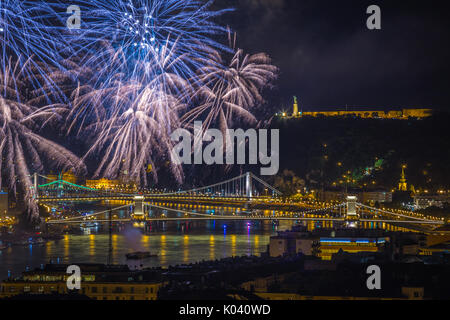 Budapest, Ungheria - La bella xx agosto fuochi d'artificio sul fiume Danubio sulla St Stephens giorno o il giorno di fondazione di Ungheria. Questa visualizzazione include Foto Stock