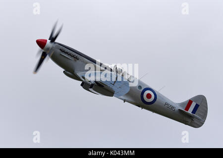 RAF Battle of Britain Memorial Flight Spitfire XIX PS915 pilotato dallo Sqn LDR Andy Millikin in uno spettacolo aereo Foto Stock