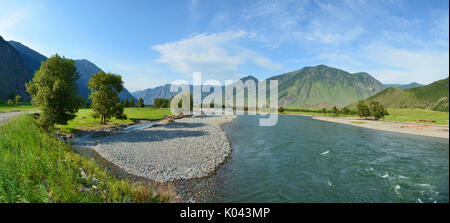 Bashkaus fiume scorre tra le colline nelle montagne di Altai. Repubblica degli Altai, Siberia, Russia. Foto Stock