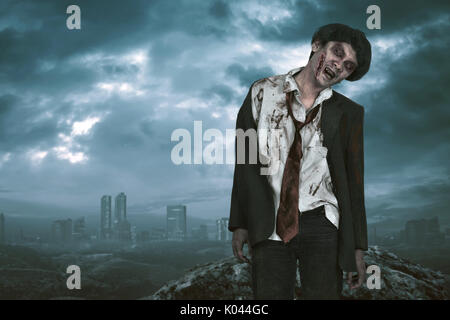 Orribili zombie asiatici man standing con inclinazione testata sul Moonlight Foto Stock