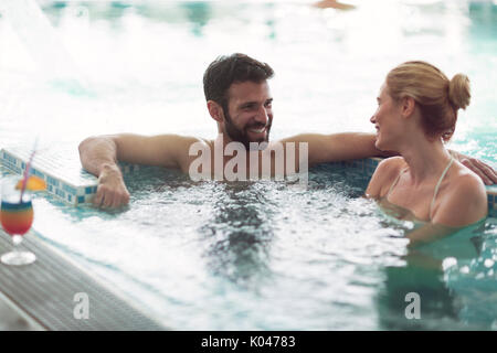 Allegro felice coppia rilassante in piscina Foto Stock