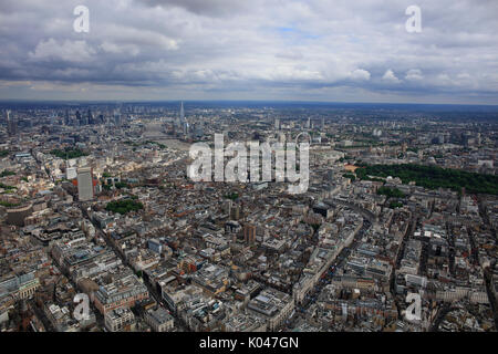 Una vista panoramica di Londra da Marylebone che mostra lo skyline e il fiume Tamigi a distanza Foto Stock