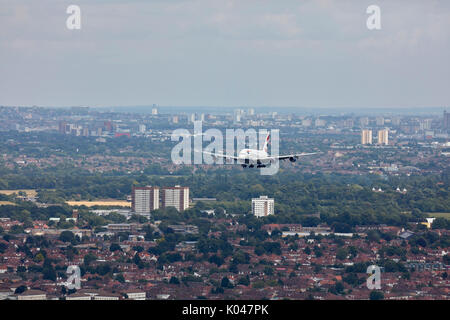 Un British Airways Airbus A380 sulla rotta di avvicinamento all'Aeroporto di Londra Heathrow Foto Stock